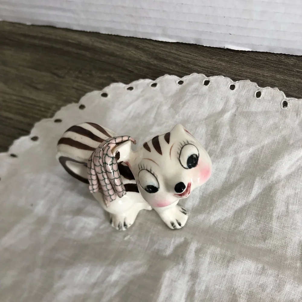 Vtg Anthropomorphic Chipmunk Figurine - Picture 3 of 15
